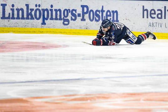 Linköpings Hampus Larsson har ont