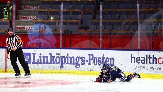 Domare ser att Linköpings Hampus Larsson faller och inte