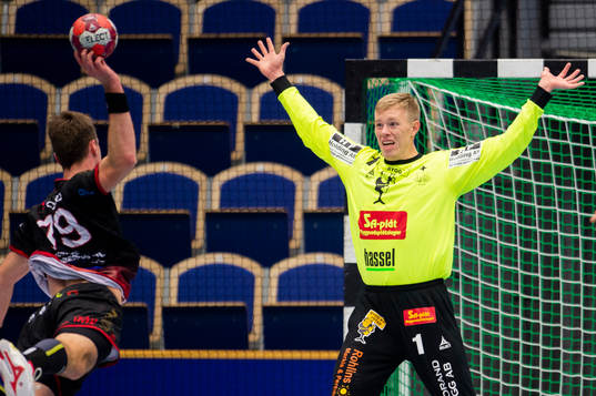 HK Malmös Otto Lagerquist och IFK Ystads målvakt målvakt