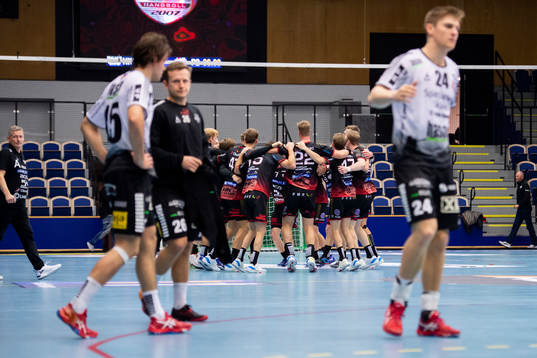 HK Malmös spelare jublar medan IFK Ystads Christoffer