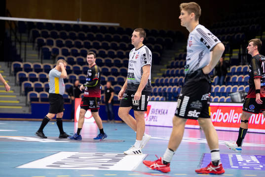 IFK Ystads Jonathan Mollerup deppar medan HK Malmös Tim