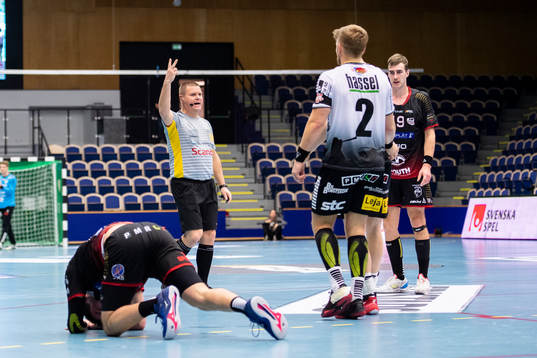 IFK Ystads Oscar Hansson utvisas av domaren Jonas Åström