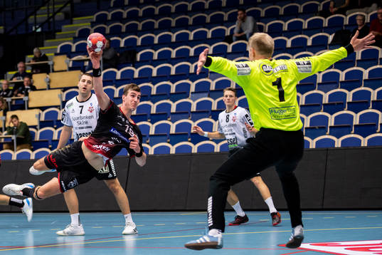 HK Malmös Otto Lagerquist och IFK Ystads målvakt Henrik