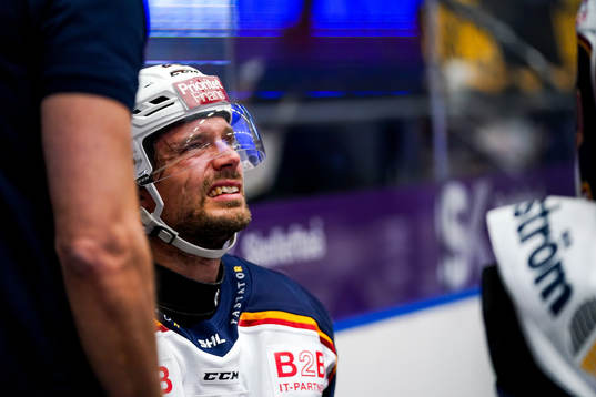 Djurgårdens Jacob Josefson kliver av isen