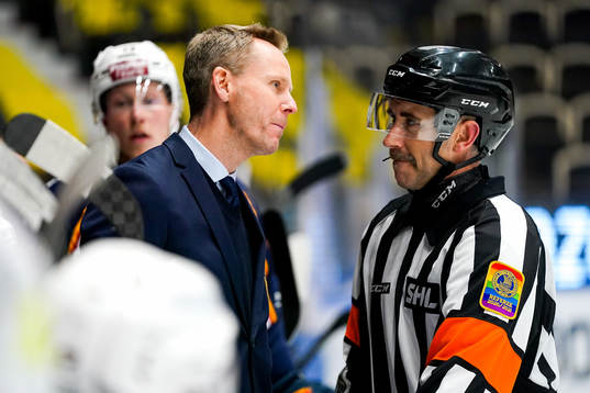 Djurgårdens tränare Robert Ohlsson och domare Linus