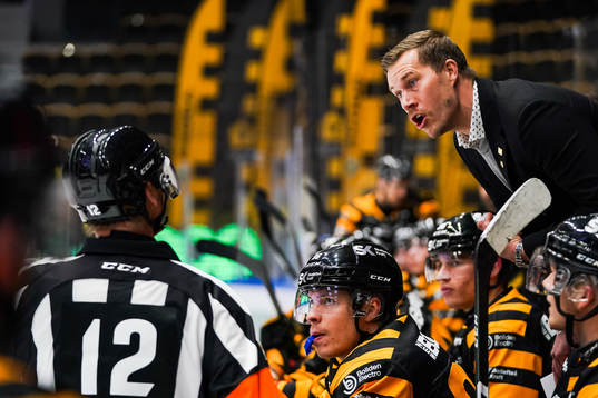 Domare Mikael Andersson i diskussion med Skellefteås