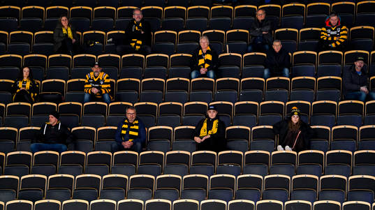 Publiken i Skellefteå Kraft Arena håller avståndet på