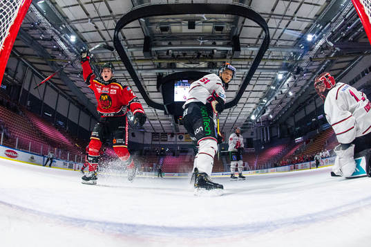 Luleås Nils Lundkvist jublar medan Örebros Kristian