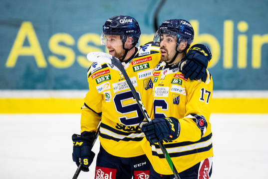 Södertäljes Evan Bouchard (h) jublar med Ludwig Blomstrand