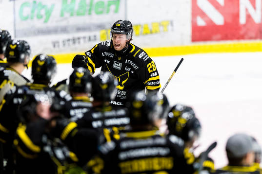 Västerås Lukas Zetterberg jublar med lagkamrater