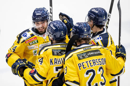 Södertäljes Jacob Dahlström (v) jublar med lagkamrater
