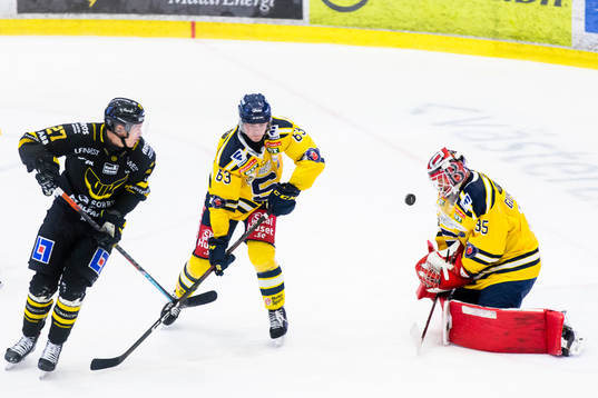 Södertäljes målvakt Filip Gustavsson med en räddning