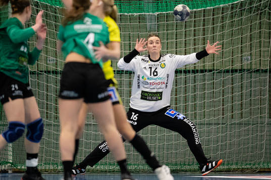Sävehofs målvakt Wilma Kroon Andersson räddar ett skott