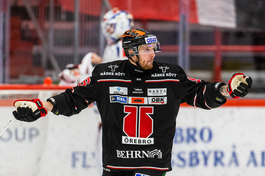Örebros Robin Kovacs reagerar på ett domslut