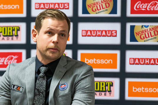 Oskarshamns tränare Martin Filander på presskonferensen