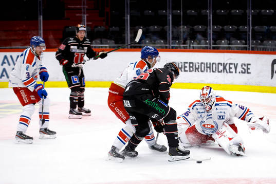 Örebros Emil Larsson och Oskarshamns målvakt Tex