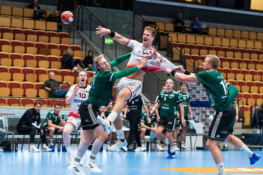 Helsingborgs Mattias Thynell och Anton Månsson i kamp om