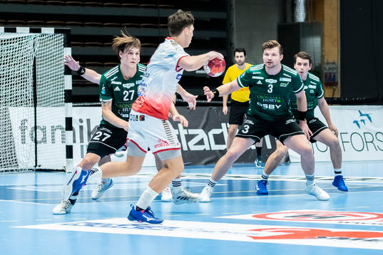 Helsingborgs Emil Andersson, målvakt Linus Olsson Johan