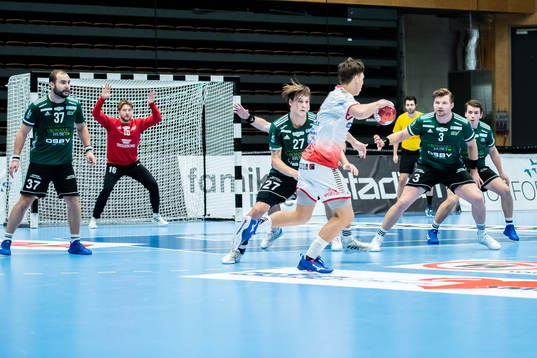 Helsingborgs Emil Andersson, målvakt Linus Olsson Johan