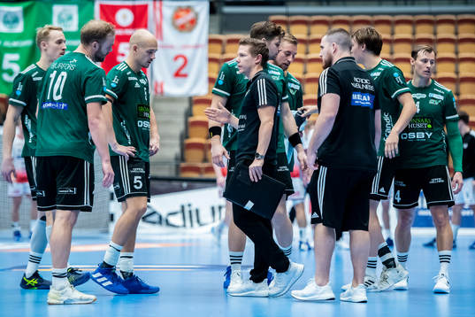 Helsingborgs tränare Toni Johansson och spelare deppar