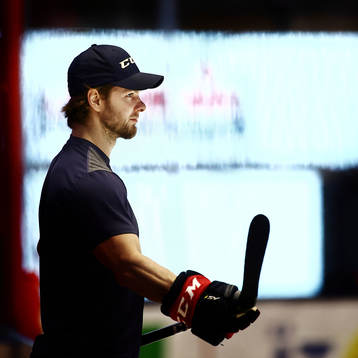 Linköpings Andrew Gordon före ishockeymatchen i SHL