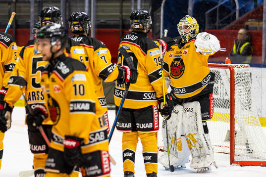 Luleås målvakt David Rautio jublar med lagkamrater