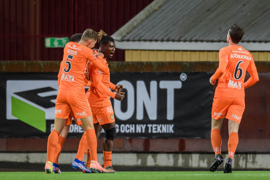 AFC Eskilstunas Onyedikachukwu Samuel Nnamani jublar