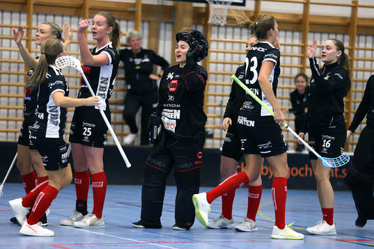 Pixbos målvakt Lara Heini jublar