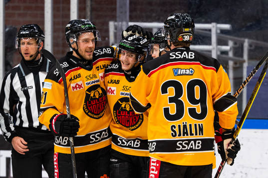 Luleås Isac Brännström jublar med lagkamrater