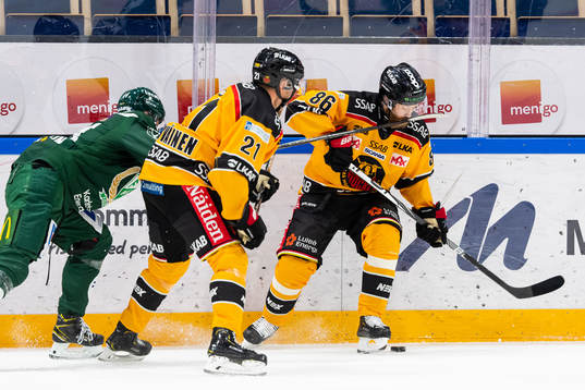 Färjestads Jacob Peterson och Luleås Juhani Tyrväinen
