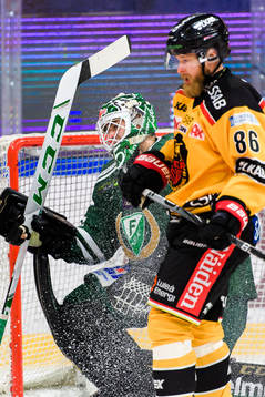 Luleås Linus Klasen sprutar snö på Färjestads målvakt