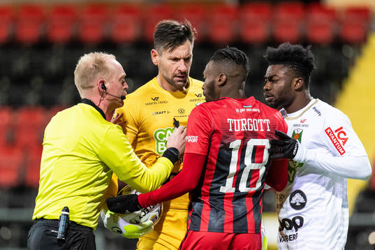 Domare Per Melin går emellan Varbergs målvakt Stojan