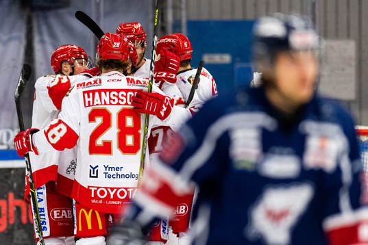 Trojas Emil Eriksson jublar med lagkamrater