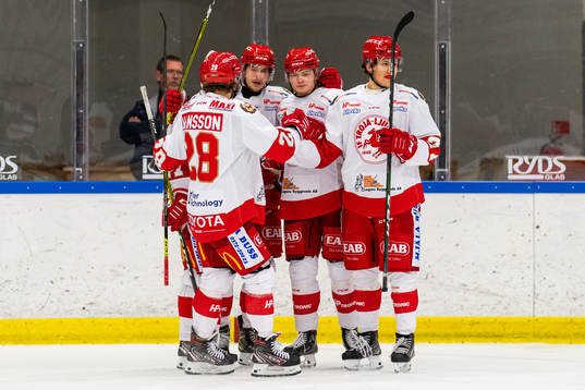Trojas Jesper Emanuelsson jublar med lagkamrater