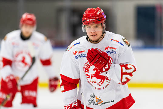 Trojas Jesper Emanuelsson jublar