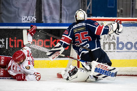 Kallinges målvakt Isak Edman och Trojas Carl-Johan Sjögren
