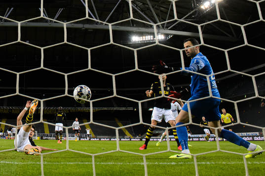 s Eric Kahl gör självmål 0-1 bakom AIK:s målvakt