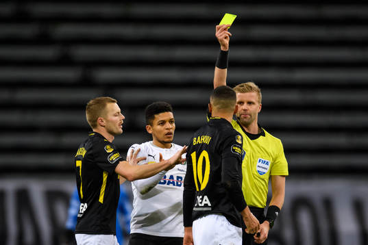 s Nabil Bahoui får en varning av domare Glenn Nyberg