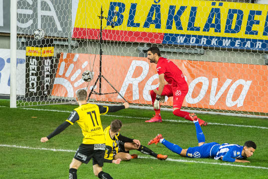 Häckens Leo Bengtsson gör 0-1 bakom IFK Göteborg