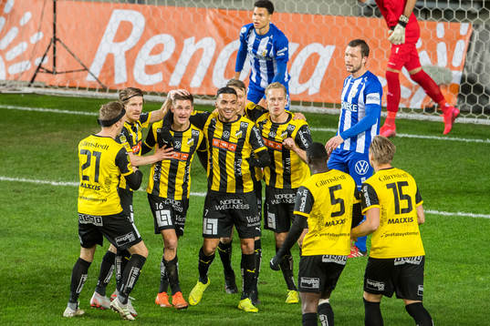 Häckens Leo Bengtsson jublar med lagkamrater
