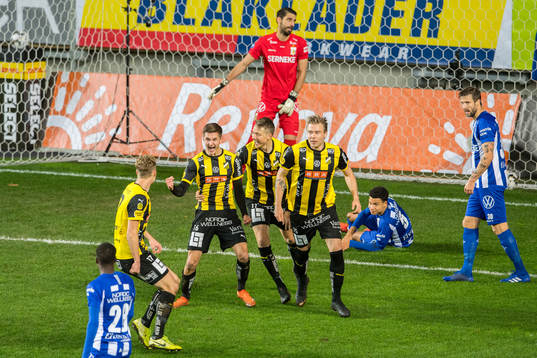 Häckens Leo Bengtsson jublar med lagkamrater