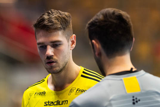 Sävehofs Rune Schröder i diskussion med domare i halvtid