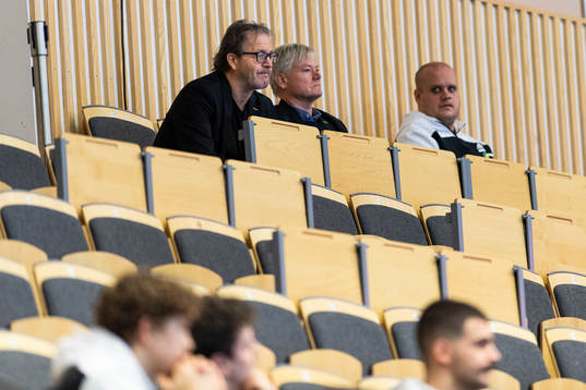 Sävehofs klubbdirektör Stefan Albrechtson på läktaren