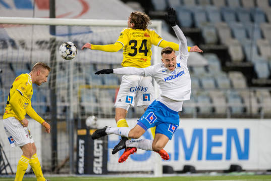 Falkenbergs Axel Norén tacklar i denna situation IFK