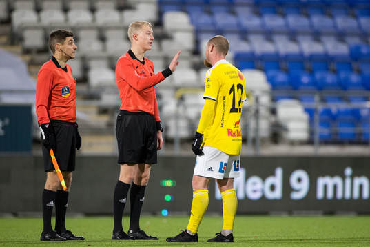 Falkenbergs Christoffer Carlsson i samtal med Domare Adam
