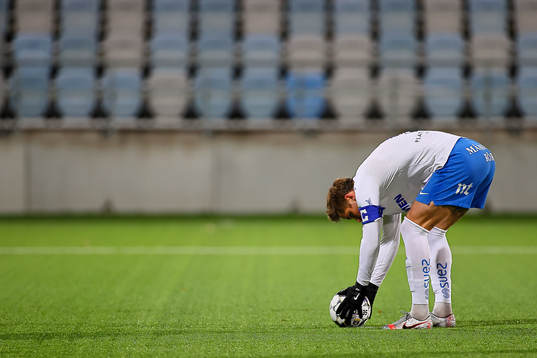 IFK Norrköpings Christoffer Nyman placerar bollen på