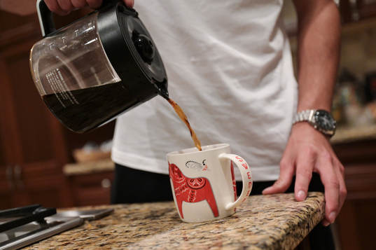 Stavhopparen Armand Duplantis häller upp kaffe i en mugg