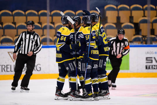s spelare jublar med Fredrik Forsberg 2-1