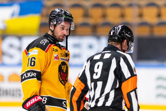 Luleås Niklas Olausson i diskussion med domare Pehr
