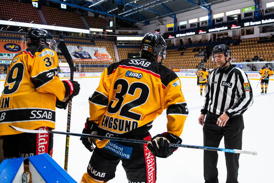 Luleås Pontus Själin och Oscar Engsund med linjedomare